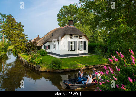 Gite in barca sui canali di Giethoorn a Flevoland, Paesi Bassi Foto Stock