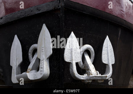 Close up della barca le ancore. Bianco / argento ancore su scafo nero. Foto Stock