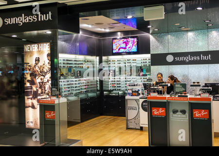 Sydney Australia,Kingsford-Smith Airport,SYD,interior Inside,terminal,gate,shopping shopper shopping shopping negozi mercati di mercato di acquisto vendere Foto Stock