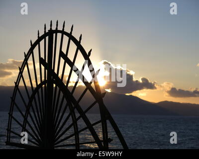 Immagine di barre di metallo con il tramonto sullo sfondo. Concetto, prevenzione della criminalità. Foto Stock