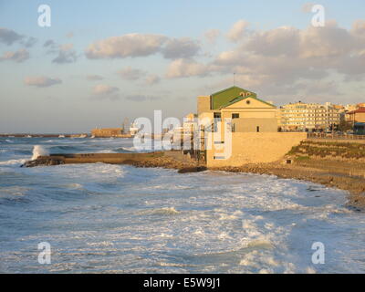 Mare mosso, immagine del lungomare di Heraklion, che mostra al Museo di Storia Naturale e di una parte del porto di Heraklion. Foto Stock