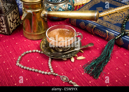 Tradizionale caffè arabo servito con semi di cardamomo Foto Stock