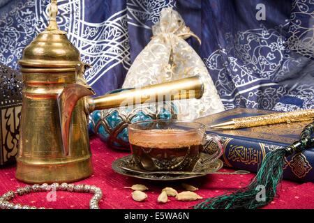 Tradizionale caffè arabo servito con semi di cardamomo Foto Stock