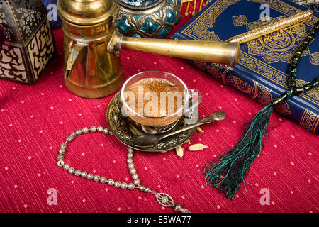 Tradizionale caffè arabo servito con semi di cardamomo Foto Stock