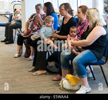 Milton Keynes, Regno Unito, 6° agosto 2014. Le madri e i bambini al lancio di Milton Keynes Allattamento Cafe durante la Settimana Mondiale dell'Allattamento al seno. Credito: David Isaacson/Alamy Live News Foto Stock