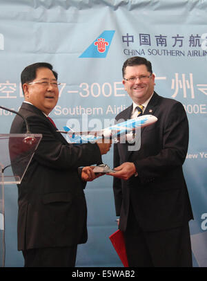 New York, Stati Uniti d'America. Il 6 agosto, 2014. Si Xianmin (L), presidente della China Southern Air Holding e presidente della China Southern Airlines Company Limited assiste ad una cerimonia che si terrà a New York, gli Stati Uniti, il 6 agosto 2014. China Southern Airlines ha lanciato la sua nuova rotta da Guangzhou a New York il mercoledì. Il volo è non-stop ed è programmato per volare quattro volte a settimana. Credito: Huang Jihui/Xinhua/Alamy Live News Foto Stock