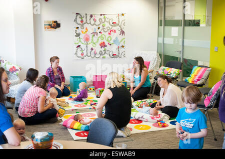 Milton Keynes, Regno Unito, 6° agosto 2014. Le madri e i bambini al lancio di Milton Keynes Allattamento Cafe durante la Settimana Mondiale dell'Allattamento al seno. Credito: David Isaacson/Alamy Live News Foto Stock