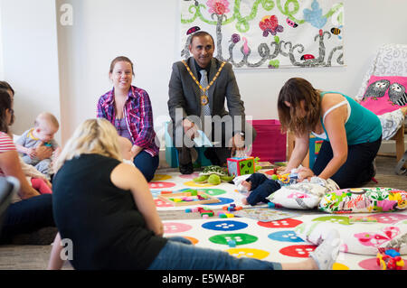 Milton Keynes, Regno Unito, 6° agosto 2014. Milton Keynes Sindaco Subhan Shafiq al lancio di Milton Keynes Allattamento Cafe. Il progetto è sostenuto da Milton Keynes Ospedale e La Leche League Milton Keynes. Credito: David Isaacson/Alamy Live News Foto Stock