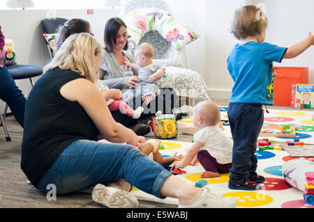 Milton Keynes, Regno Unito, 6° agosto 2014. Le madri e i bambini al lancio di Milton Keynes Allattamento Cafe durante la Settimana Mondiale dell'Allattamento al seno. Credito: David Isaacson/Alamy Live News Foto Stock