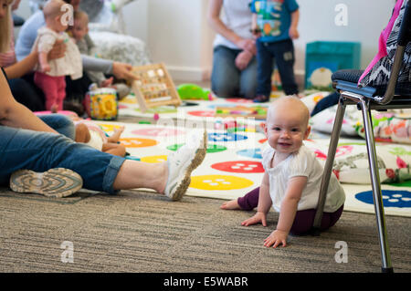 Milton Keynes, Regno Unito, 6° agosto 2014. Le madri e i bambini al lancio di Milton Keynes Allattamento Cafe durante la Settimana Mondiale dell'Allattamento al seno. Credito: David Isaacson/Alamy Live News Foto Stock