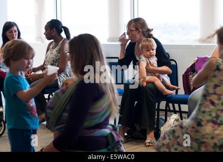 Milton Keynes, Regno Unito, 6° agosto 2014. Le madri e i bambini al lancio di Milton Keynes Allattamento Cafe durante la Settimana Mondiale dell'Allattamento al seno. Credito: David Isaacson/Alamy Live News Foto Stock