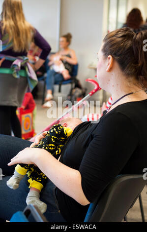 Milton Keynes, Regno Unito, 6° agosto 2014. Le madri e i bambini al lancio di Milton Keynes Allattamento Cafe durante la Settimana Mondiale dell'Allattamento al seno. Credito: David Isaacson/Alamy Live News Foto Stock