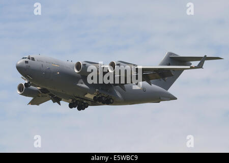 Un RAAF C-17 velivoli da trasporto sull approccio finale di atterraggio. Foto Stock