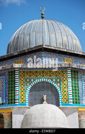 Close-up di riccamente decorata cupola della catena nel complesso Al-Aqsa , Jerusalem, Israele. Foto Stock