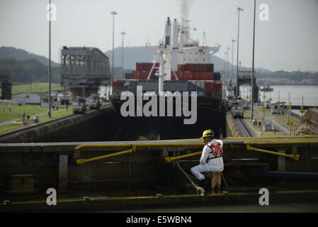 Panama City, e il agosto 6. Il 15 agosto, 1914. Un lavoratore di Panama Canal Authority lavora a Miraflores serrature del Canale di Panama, nella città di Panama, capitale del Panama Il 6 agosto 2014. Quest anno ricorre il centesimo anniversario della apertura ufficiale del Canale di Panama dal 15 agosto 1914. © Mauricio Valenzuela/Xinhua/Alamy Live News Foto Stock