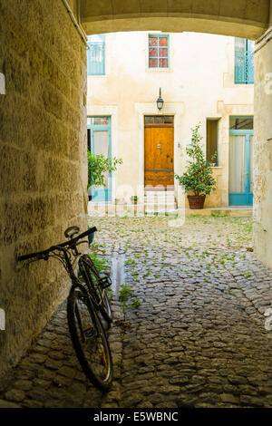 In bicicletta in vicolo vicino a Place de la République, Arles, Francia. JMH6270 Foto Stock