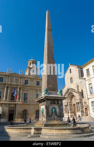 L'Obelisco in Place de la République, Arles, Francia. JMH6276 Foto Stock
