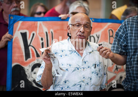 Tucson, Arizona, Stati Uniti. Il 6 agosto, 2014. EDUARDO SILVA, il nonno di J. Arambula, invita ad una maggiore vigilanza e sistema di ritenuta in Pattuglia di Confine di uso della forza contro i cittadini e non cittadini al di fuori del tribunale federale house di Tucson, in Arizona Suo nipote fu girato nel retro della testa da una pattuglia di confine agente su di un campo da golf nel sud dell'Arizona. La vittima era disarmato e scappare dall'agente al momento della ripresa, secondo locale sceriffi deputati che hanno investigato l'incidente. Credito: Sarà Seberger/ZUMA filo/Alamy Live News Foto Stock