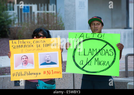 Tucson, Arizona, Stati Uniti. Il 6 agosto, 2014. Circa 50 persone picketed il Tucson il dipartimento di polizia sede a Tucson, in Arizona, oltre la cooperazione di polizia con gli Stati Uniti Pattuglia di Confine. Secondo la polizia i documenti, più di 2700 le chiamate sono state fatte alla polizia di frontiera per i controlli in materia di immigrazione. Pattuglia di Confine hanno risposto 38 volte e ha preso 17 persone in custodia. Credito: Sarà Seberger/ZUMA filo/Alamy Live News Foto Stock