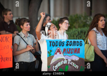 Tucson, Arizona, Stati Uniti. Il 6 agosto, 2014. Circa 50 persone picketed il Tucson il dipartimento di polizia sede a Tucson, in Arizona, oltre la cooperazione di polizia con gli Stati Uniti Pattuglia di Confine. Secondo la polizia i documenti, più di 2700 le chiamate sono state fatte alla polizia di frontiera per i controlli in materia di immigrazione. Pattuglia di Confine hanno risposto 38 volte e ha preso 17 persone in custodia. Credito: Sarà Seberger/ZUMA filo/Alamy Live News Foto Stock