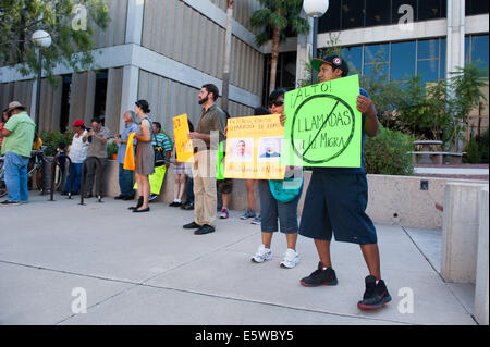 Tucson, Arizona, Stati Uniti. Il 6 agosto, 2014. Circa 50 persone picketed il Tucson il dipartimento di polizia sede a Tucson, in Arizona, oltre la cooperazione di polizia con gli Stati Uniti Pattuglia di Confine. Secondo la polizia i documenti, più di 2700 le chiamate sono state fatte alla polizia di frontiera per i controlli in materia di immigrazione. Pattuglia di Confine hanno risposto 38 volte e ha preso 17 persone in custodia. Credito: Sarà Seberger/ZUMA filo/Alamy Live News Foto Stock