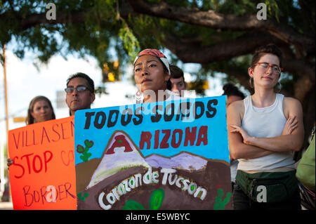 Tucson, Arizona, Stati Uniti. Il 6 agosto, 2014. Circa 50 persone picketed il Tucson il dipartimento di polizia sede a Tucson, in Arizona, oltre la cooperazione di polizia con gli Stati Uniti Pattuglia di Confine. Secondo la polizia i documenti, più di 2700 le chiamate sono state fatte alla polizia di frontiera per i controlli in materia di immigrazione. Pattuglia di Confine hanno risposto 38 volte e ha preso 17 persone in custodia. Credito: Sarà Seberger/ZUMA filo/Alamy Live News Foto Stock