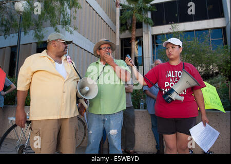 Tucson, Arizona, Stati Uniti. Il 6 agosto, 2014. Circa 50 persone picketed il Tucson il dipartimento di polizia sede a Tucson, in Arizona, oltre la cooperazione di polizia con gli Stati Uniti Pattuglia di Confine. Secondo la polizia i documenti, più di 2700 le chiamate sono state fatte alla polizia di frontiera per i controlli in materia di immigrazione. Pattuglia di Confine hanno risposto 38 volte e ha preso 17 persone in custodia. Credito: Sarà Seberger/ZUMA filo/Alamy Live News Foto Stock