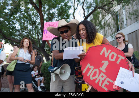 Tucson, Arizona, Stati Uniti. Il 6 agosto, 2014. Circa 50 persone picketed il Tucson il dipartimento di polizia sede a Tucson, in Arizona, oltre la cooperazione di polizia con gli Stati Uniti Pattuglia di Confine. Secondo la polizia i documenti, più di 2700 le chiamate sono state fatte alla polizia di frontiera per i controlli in materia di immigrazione. Pattuglia di Confine hanno risposto 38 volte e ha preso 17 persone in custodia. Credito: Sarà Seberger/ZUMA filo/Alamy Live News Foto Stock