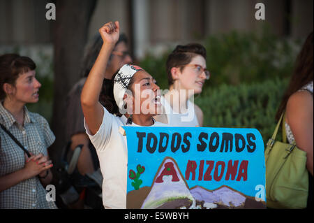 Tucson, Arizona, Stati Uniti. Il 6 agosto, 2014. Circa 50 persone picketed il Tucson il dipartimento di polizia sede a Tucson, in Arizona, oltre la cooperazione di polizia con gli Stati Uniti Pattuglia di Confine. Secondo la polizia i documenti, più di 2700 le chiamate sono state fatte alla polizia di frontiera per i controlli in materia di immigrazione. Pattuglia di Confine hanno risposto 38 volte e ha preso 17 persone in custodia. Credito: Sarà Seberger/ZUMA filo/Alamy Live News Foto Stock