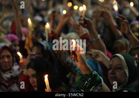 Il pakistan. Il 6 agosto, 2014. Donne attiviste del Pakistan Awami Tehreek (PAT), un seguace di Allama Tahir ul Qadri, che promuove l armonia sociale e religiosa ed è noto anche per la lavorazione su democratica di valori politici in Pakistan, insieme con i membri del Pakistan Lega Musulmana (Q) attesa fiaccolata in memoria delle persone innocenti che hanno perso la vita nel modello di città lo scorso giugno 17, 2014 a Lahore. Vi erano otto (8) persone uccise in uno scontro di cui 2 erano donne. Credito: Rana Sajid Hussain/Pacific Press/Alamy Live News Foto Stock