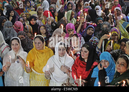 Il pakistan. Il 6 agosto, 2014. Donne attiviste del Pakistan Awami Tehreek (PAT), un seguace di Allama Tahir ul Qadri, che promuove l armonia sociale e religiosa ed è noto anche per la lavorazione su democratica di valori politici in Pakistan, insieme con i membri del Pakistan Lega Musulmana (Q) attesa fiaccolata in memoria delle persone innocenti che hanno perso la vita nel modello di città lo scorso giugno 17, 2014 a Lahore. Vi erano otto (8) persone uccise in uno scontro di cui 2 erano donne. Credito: Rana Sajid Hussain/Pacific Press/Alamy Live News Foto Stock