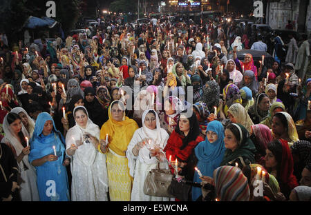 Il pakistan. Il 6 agosto, 2014. Donne attiviste del Pakistan Awami Tehreek (PAT), un seguace di Allama Tahir ul Qadri, che promuove l armonia sociale e religiosa ed è noto anche per la lavorazione su democratica di valori politici in Pakistan, insieme con i membri del Pakistan Lega Musulmana (Q) attesa fiaccolata in memoria delle persone innocenti che hanno perso la vita nel modello di città lo scorso giugno 17, 2014 a Lahore. Vi erano otto (8) persone uccise in uno scontro di cui 2 erano donne. Credito: Rana Sajid Hussain/Pacific Press/Alamy Live News Foto Stock