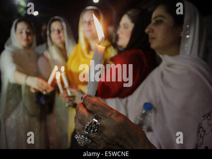 Il pakistan. Il 6 agosto, 2014. Donne attiviste del Pakistan Awami Tehreek (PAT), un seguace di Allama Tahir ul Qadri, che promuove l armonia sociale e religiosa ed è noto anche per la lavorazione su democratica di valori politici in Pakistan, insieme con i membri del Pakistan Lega Musulmana (Q) attesa fiaccolata in memoria delle persone innocenti che hanno perso la vita nel modello di città lo scorso giugno 17, 2014 a Lahore. Vi erano otto (8) persone uccise in uno scontro di cui 2 erano donne. Credito: Rana Sajid Hussain/Pacific Press/Alamy Live News Foto Stock