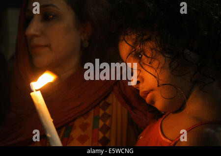 Il pakistan. Il 6 agosto, 2014. Donne attiviste del Pakistan Awami Tehreek (PAT), un seguace di Allama Tahir ul Qadri, che promuove l armonia sociale e religiosa ed è noto anche per la lavorazione su democratica di valori politici in Pakistan, insieme con i membri del Pakistan Lega Musulmana (Q) attesa fiaccolata in memoria delle persone innocenti che hanno perso la vita nel modello di città lo scorso giugno 17, 2014 a Lahore. Vi erano otto (8) persone uccise in uno scontro di cui 2 erano donne. Credito: Rana Sajid Hussain/Pacific Press/Alamy Live News Foto Stock