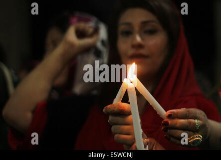 Il pakistan. Il 6 agosto, 2014. Donne attiviste del Pakistan Awami Tehreek (PAT), un seguace di Allama Tahir ul Qadri, che promuove l armonia sociale e religiosa ed è noto anche per la lavorazione su democratica di valori politici in Pakistan, insieme con i membri del Pakistan Lega Musulmana (Q) attesa fiaccolata in memoria delle persone innocenti che hanno perso la vita nel modello di città lo scorso giugno 17, 2014 a Lahore. Vi erano otto (8) persone uccise in uno scontro di cui 2 erano donne. Credito: Rana Sajid Hussain/Pacific Press/Alamy Live News Foto Stock