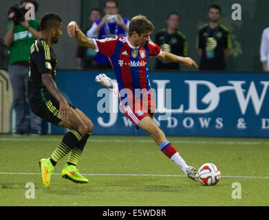 Noi. Il 6 agosto, 2014. THOMAS MUELLER (25) tenta una croce nella casella. MLS All-Stars play FC Bayern Monaco di Baviera durante la MLS All-Star Game a Providence Park il 6 agosto 2014. Credito: David Blair/ZUMA filo/Alamy Live News Foto Stock