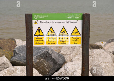 Agenzia per l'ambiente luci di avvertimento segno sul Seawall a Reculver Herne Bay Kent England Regno Unito Foto Stock