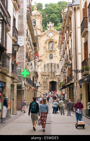 La gente camminare lungo una strada a San Sebastián Spagna Foto Stock