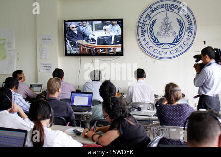 Phnom Penh Cambogia. Il 7 agosto, 2014. I membri dei media guarda il pronunciamento della sentenza contro due invecchiamento ex top leader della Kampuchea democratica in Phnom Penh in Cambogia, il 7 agosto 2014. Le Nazioni Unite del tribunale per i crimini di guerra condannato due invecchiamento ex top leader della Kampuchea democratica, noto anche come Khmer Rossi, di atrocità dei crimini contro l umanità e li ha condannati a vita in prigione, secondo un verdetto pronunciato dal presidente del tribunale nulla Nonn, a giovedì. Credito: Sovannara/Xinhua/Alamy Live News Foto Stock