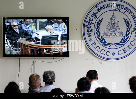 Phnom Penh Cambogia. Il 7 agosto, 2014. I membri dei media guarda il pronunciamento della sentenza contro due invecchiamento ex top leader della Kampuchea democratica in Phnom Penh in Cambogia, il 7 agosto 2014. Le Nazioni Unite del tribunale per i crimini di guerra condannato due invecchiamento ex top leader della Kampuchea democratica, noto anche come Khmer Rossi, di atrocità dei crimini contro l umanità e li ha condannati a vita in prigione, secondo un verdetto pronunciato dal presidente del tribunale nulla Nonn, a giovedì. Credito: Sovannara/Xinhua/Alamy Live News Foto Stock