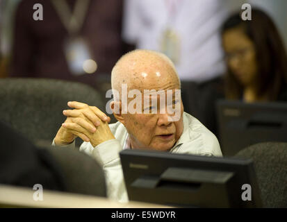 Phnom Penh Cambogia. Il 7 agosto, 2014. Khieu Samphan, 83, ex capo di stato della Kampuchea democratica, noto come Khmer Rossi regime, compare in aula in Phnom Penh in Cambogia, il 7 agosto 2014. Le Nazioni Unite del tribunale per i crimini di guerra condannato due invecchiamento ex top leader della Kampuchea democratica, noto anche come Khmer Rossi, di atrocità dei crimini contro l umanità e li ha condannati a vita in prigione, secondo un verdetto pronunciato dal presidente del tribunale nulla Nonn, a giovedì. Credito: ECCC/Xinhua/Alamy Live News Foto Stock