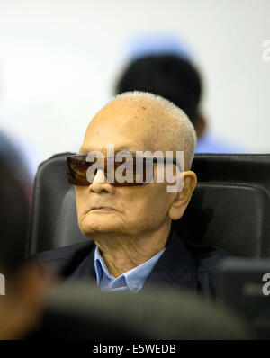 Phnom Penh Cambogia. Il 7 agosto, 2014. Nuon Chea, 88, il principale ideologo del Partito Comunista di Kampuchea, compare in aula in Phnom Penh in Cambogia, il 7 agosto 2014. Le Nazioni Unite del tribunale per i crimini di guerra condannato due invecchiamento ex top leader della Kampuchea democratica, noto anche come Khmer Rossi, di atrocità dei crimini contro l umanità e li ha condannati a vita in prigione, secondo un verdetto pronunciato dal presidente del tribunale nulla Nonn, a giovedì. Credito: ECCC/Xinhua/Alamy Live News Foto Stock