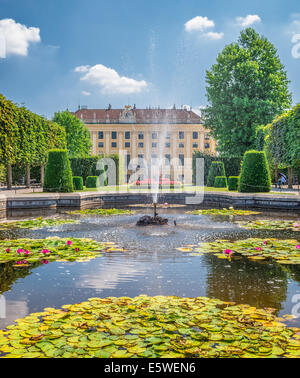 Fontana nel parco dietro il castello di Schonbrunn a Vienna Foto Stock