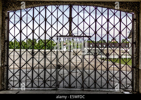 Cancello di ingresso con lo slogan "Arbeit macht frei", tedesco per "lavoro vi farà liberi", il campo di concentramento di Dachau, Dachau Foto Stock