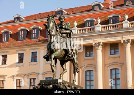 Fürstenhaus o la Casa regnante, con statua equestre di Carl August, edificio principale del Liszt Scuola di musica, Weimar Foto Stock