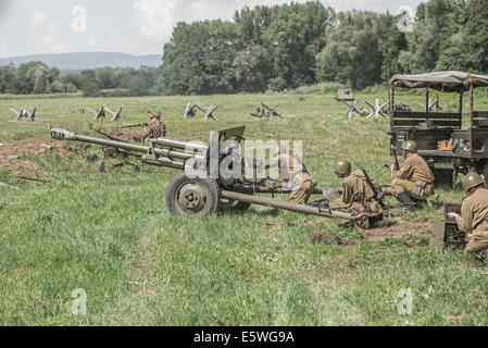 STARY TEKOV, Slovacchia - luglio 26,2014: soldati sovietici usando un cannone durante la rievocazione storica della II Guerra Mondiale lotta Foto Stock