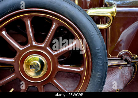 1915 Rover 12hp (3055) dettaglio - pneumatico Dunlop e Lucas avvisatore acustico Foto Stock