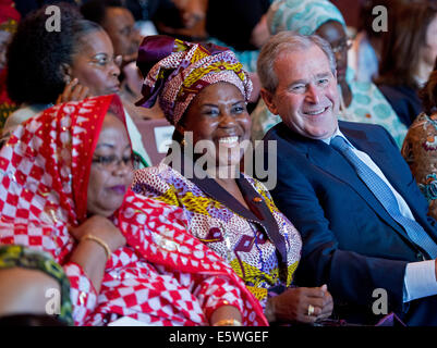 Washington DC, USA. 6 agosto 2014. Ex Presidente degli Stati Uniti George Bush condivide un sorriso con i partecipanti alla sessione plenaria " Investire nel nostro futuro" presso l'U.S. - Africa Leaders Summit presso la John F. Kennedy Center for the Performing Arts in Washington, DC il Mercoledì, 6 agosto 2014. Da sinistra a destra: First lady Hadidja Abubakar Ikililou Dhoinine delle Comore; first lady Constância Mangue De Obiang della Guinea equatoriale; Ex Presidente Bush. Credito: dpa picture alliance/Alamy Live News Foto Stock