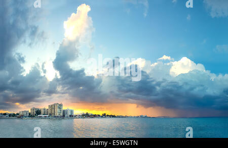 LARNACA, Cipro - 1 giugno 2014: Drammatico il cielo sopra la città di Larnaca, Cipro, il 1 giugno 2014. Larnaca è asciutto-estate il clima subtropicale. Foto Stock