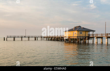 Pier sulla Fort De Soto isola county park, Golfo del Messico, Florida, Stati Uniti d'America Foto Stock